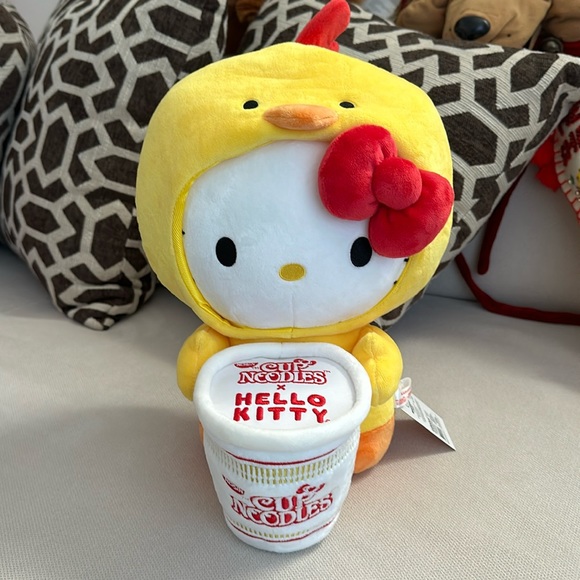KIDROBOT NISSIN X HELLO KITTY PLUSH IN CHICKEN COSTUME HOLDING NOODLE CUP NWT - Picture 2 of 12